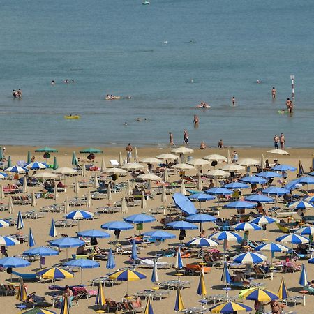 Hotel Etna Lignano Sabbiadoro Exterior foto