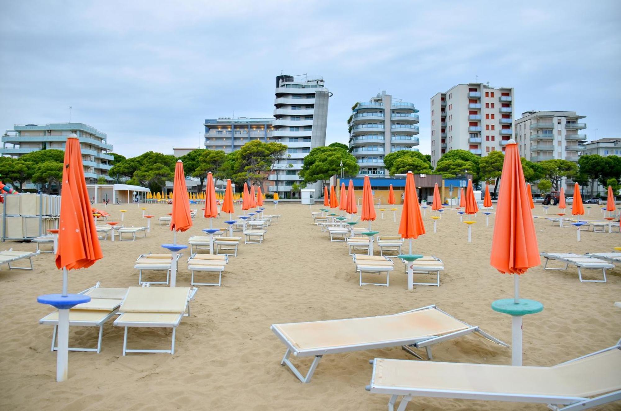 Hotel Etna Lignano Sabbiadoro Exterior foto